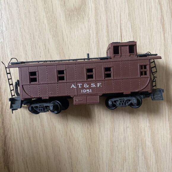 AHM Santa Fe A.T. & S. F. 7240 Cupola Caboose HO Scale With Box Train - Picture 3 of 8